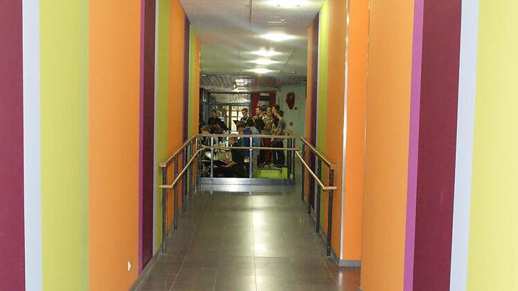 Für viel Farbe hat sich das Gymnasium im Zuge der Generalsanierung entschieden, die Realschule gibt ihrem Sanierungskonzept gerade den letzten Feinschliff, wie Rektor Ulrich Fischer den Verbandsräten beim Rundgang erläuterte.