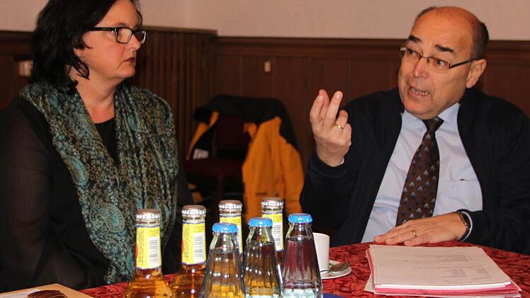 Die Schulleiterin Kerstin Friedrich im Gespräch mit Oberbürgermeister Franz Stumpf