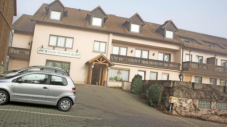 In den Privaträumen des Gasthofs "Frankenhöhe" in Arnstein stahlen Unbekannte am Donnerstagabend Bargeld im mittleren fünfstelligen Eurobereich. Foto: Matthias Einwag