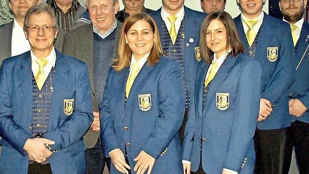 Ehrungen beim Musikverein Wallenfels. Unser Bild zeigt (vordere Reihe, von links) Vorsitzenden Manfred Werner, Ines Deuerling und 2. Vorsitzende Janina Eger sowie (dahinter, von links) B&uuml;rgermeister Jens Korn, Werner Krump (20 Jahre), Michael F&ouml;rner (40), Engelbert Stadelmann (20), Mario Querfurth, Robert Michalka, Pascal F&ouml;rner und den Dirigenten Andreas Pratsch. Foto: Susanne Deuerling