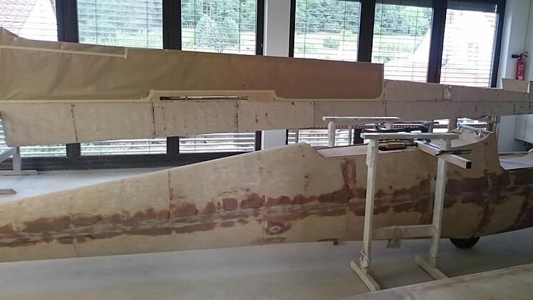 Zur Restaurierung wurde das Segelflugzeug in seine Einzelteile zerlegt Foto: Schaub