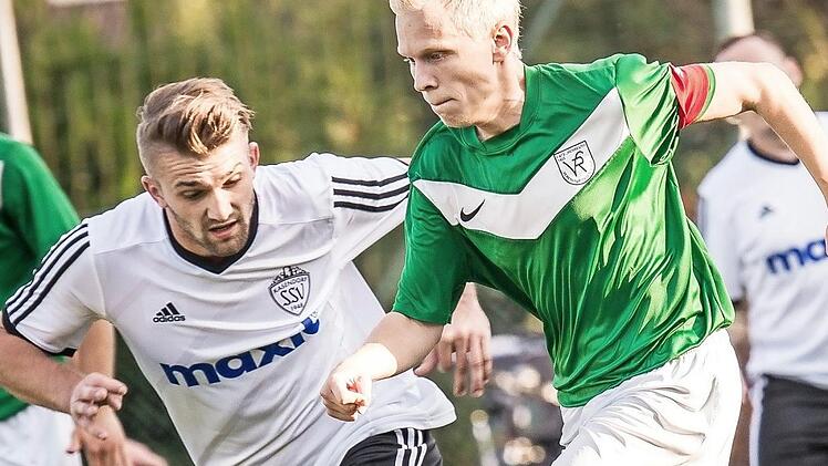 Kasendorfs Torjäger Matthias Pistor (l.) im Duell mit dem Katschenreuther Kapitän Marc Dippold Foto: Muck