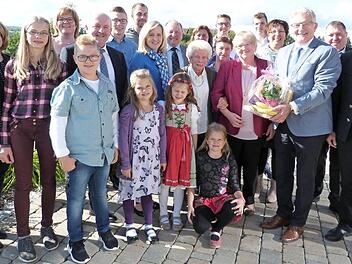 Unser Bild zeigt Marie Löwinger inmittten ihrer Familie.  Foto: Werner Reißaus
