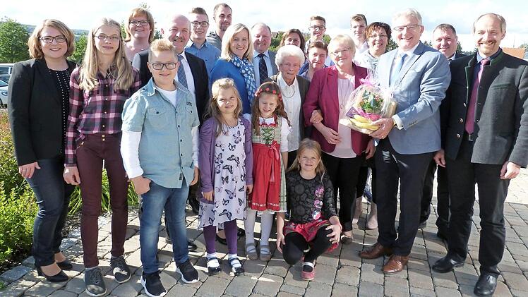 Unser Bild zeigt Marie Löwinger inmittten ihrer Familie.  Foto: Werner Reißaus