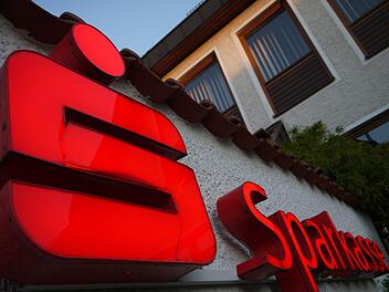 Eine Partnerschaft in Trümmern: Die Sparkasse Coburg-Lichtenfels wird vom Weidhäuser Gemeinderat hart  kritisiert, weil die Filiale in der Hauptstraße geschlossen werden soll. Selbst  zum  künftigen Standort für einen Geldautomaten herrscht noch Unsicherheit.Berthold Köhler