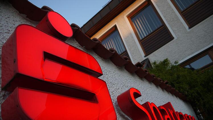 Eine Partnerschaft in Trümmern: Die Sparkasse Coburg-Lichtenfels wird vom Weidhäuser Gemeinderat hart  kritisiert, weil die Filiale in der Hauptstraße geschlossen werden soll. Selbst  zum  künftigen Standort für einen Geldautomaten herrscht noch Unsicherheit.Berthold Köhler