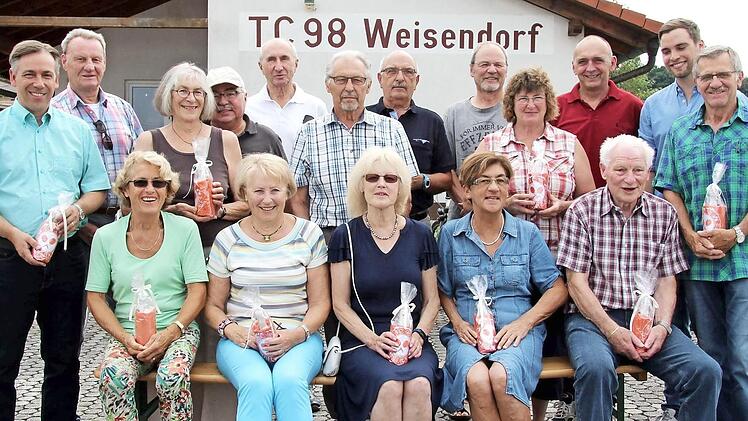 Die Gründungsmitglieder mit Landrat Alexander Tritthart (links), Vorsitzendem Felix Magerl und Bürgermeister Heinrich Süß  Fotos: Richard Sänger