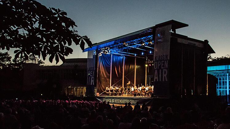 Tausende von Zuhörern bejubelten das Philharmonische Orchester des Landestheaters Coburg unter Leitung von Roland Kluttig  beim Klassik-Open-Air im Rosengarten.Foto: Jochen Berger