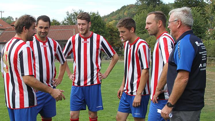 Spielertrainer Manfred Backert (links) schwört Sven Bergmüller, Sebastian Will, Patrick Schmidt, Matthias Fischer und Spielleiter Hans-Jürgen Schnitzer (von links) eindringlich auf den Gegner ein.