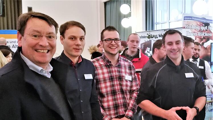 Alexander Zugsbradl (links), Vorstand der Kliniken Bad Bocklet AG, hier am Ausstellungsstand im Gespräch mit Organisatoren und Küchenchef Alexander Mattes (rechts), informierte sich über den Erfolg der Azubi-Messe