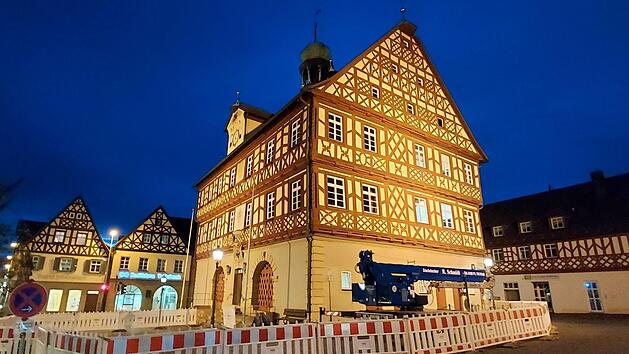 Im Staffelsteiner Rathaus brennen am Abend nicht mehr viele Lichter, im Sitzungssaal schon gar nicht. Durch Corona wurden erst Sitzungen verlegt, im Januar fallen sie ganz aus. Foto: Bettina Dirauf
