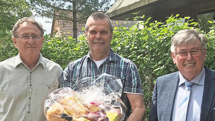 Geschäftsführer Thomas Speth (links) und Vorsitzender Friedrich Brehm (rechts) verabschiedeten Willy Dengler, der aus dem Ausschuss der Vereinigung ausscheidet.
