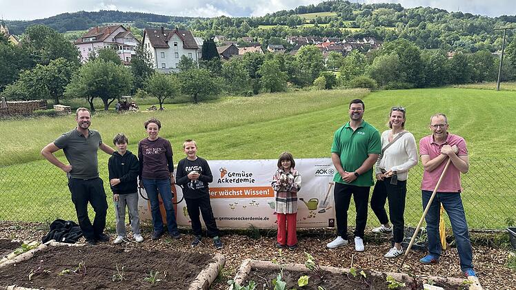Unser Bild entstand bei einer Pflanzaktion und zeigt (von links): Betreuungslehrer Florian Probeck, Tom, Yvonne Koch von Acker e.V., Mason und Liana, Patrick Heusinger (TL Markt und & Gesundheit AOK Schweinfurt), Anke Grimm, Fachbetreuerin Markt u...