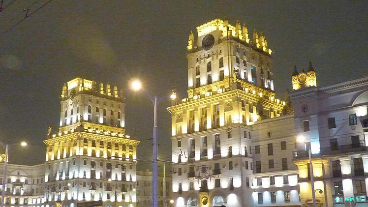 Minsk bei Nacht: Große Gebäude im sog. Zuckerbäckerstil werden in der weißrussischen Hauptstadt nachts illuminiert.
