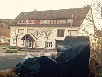 Das lang gezogene Gebäude des Alten Ratskellers in Wildflecken hat derzeit lediglich als optische Abgrenzung des neu gestalteten Rathausplatzes eine Funktion. Foto: Sebastian Schmitt-Mathea