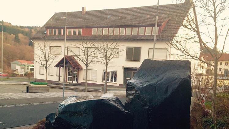 Das lang gezogene Gebäude des Alten Ratskellers in Wildflecken hat derzeit lediglich als optische Abgrenzung des neu gestalteten Rathausplatzes eine Funktion. Foto: Sebastian Schmitt-Mathea