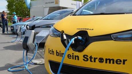 Anfassen und ausprobieren ist bei der 6. Fahrzeugschau Elektromobilität in Bad Neustadt am 16. und 17. April ausdrücklich erlaubt. Zahlreiche Fahrzeuge können Probe gefahren werden. Foto: M-E-NES/Tonya Schulz