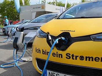 Anfassen und ausprobieren ist bei der 6. Fahrzeugschau Elektromobilit&auml;t in Bad Neustadt am 16. und 17. April ausdr&uuml;cklich erlaubt. Zahlreiche Fahrzeuge k&ouml;nnen Probe gefahren werden. Foto: M-E-NES/Tonya Schulz