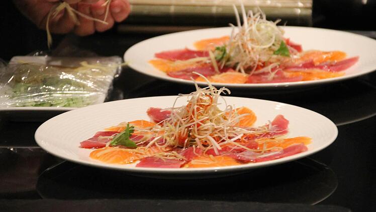 Sashimi-Platten mit Thunfisch und Lachs.