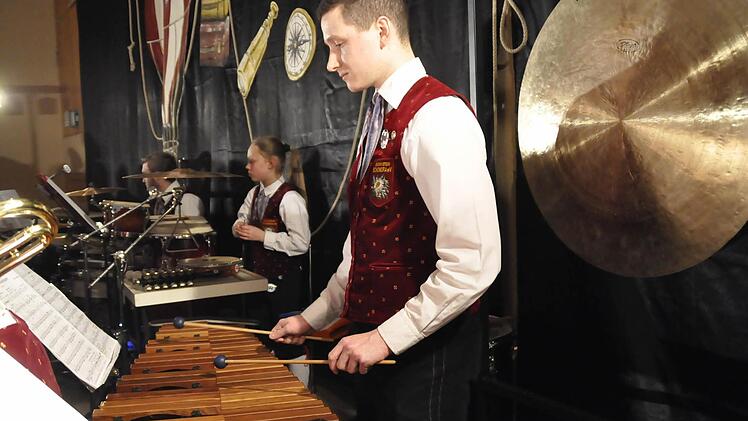 Die Musikkapelle Schondra beim Konzert "Eine Reise um die Welt".Foto: Peter Klopf