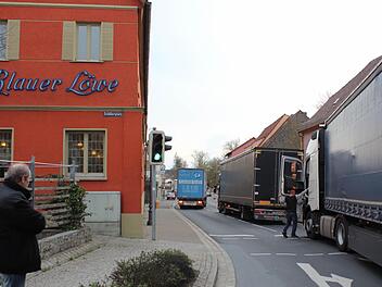 In der Brückenstraße stauten sich die 40-Tonner. Foto: Andreas Dorsch