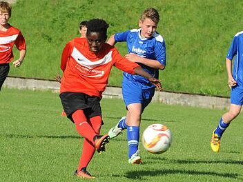 Tesfaye Schießer (SG Fuchsstadt, links vorne) kann gegen Brendlorenzens Maximilian Krzok abziehen. Letzterer hat wie sein Team das Nachsehen im U13-Pokalfinale.  Foto: Hopf
