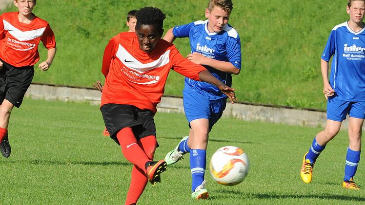Tesfaye Schießer (SG Fuchsstadt, links vorne) kann gegen Brendlorenzens Maximilian Krzok abziehen. Letzterer hat wie sein Team das Nachsehen im U13-Pokalfinale.  Foto: Hopf