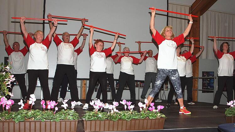 Unter der Leitung von Petra Ernst (vorne) zeigten die Mitglieder der Herzsportgruppe mit viel Schwung gymnastische Übungen. Foto: Alfred Thieret