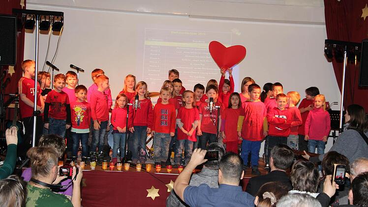 Die Jüngsten des Förderzentrums Glockenbergschule mit "Singen wir im Schein der Kerzen". Foto: Rainer Glissnik
