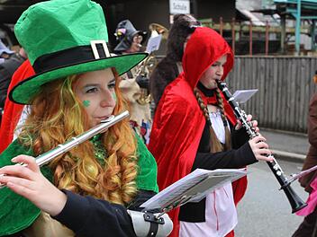Auch die Musikanten beim Umzug waren entsprechend verkleidet.  Foto: Michael Wunder