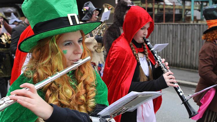 Auch die Musikanten beim Umzug waren entsprechend verkleidet.  Foto: Michael Wunder
