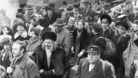 Die Heimkehrerszene mit 150 Komparsen entstand am Ebersdorfer Bahnhof. Foto: Hans Wippenbeck