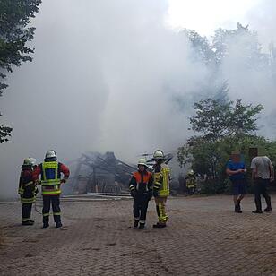Landwirtschaftliches Gebäude in Brand - Vorab ging Gewitter über der Region nieder – Feuerwehr mit Großaufgebot vor Ort