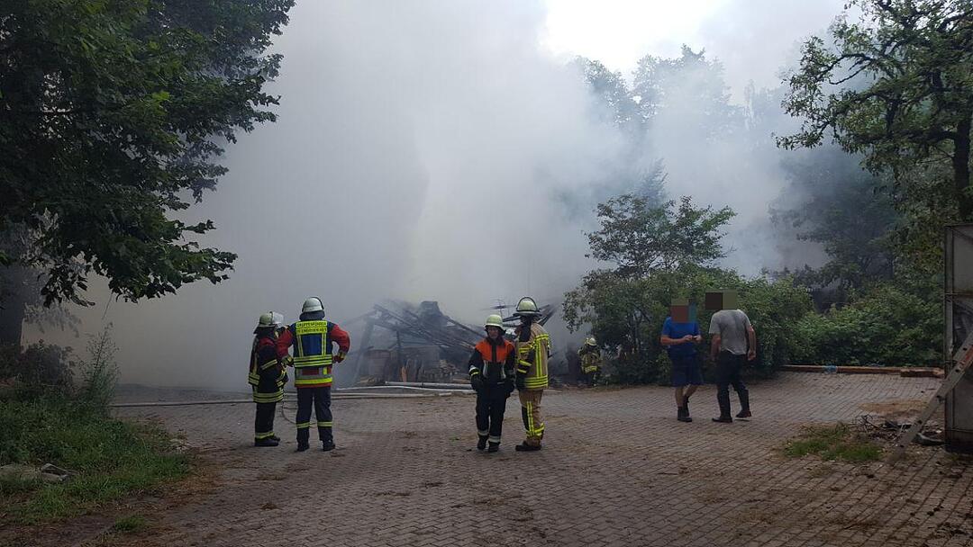 Landwirtschaftliches Gebäude in Brand - Vorab ging Gewitter über der Region nieder – Feuerwehr mit Großaufgebot vor Ort