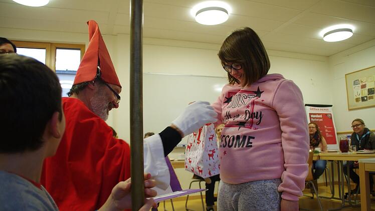 Der Nikolaus besuchte die Petra-Döring-Schule in Kronach. Foto: Marco Meißner