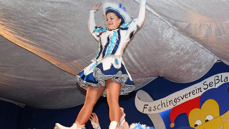 Sie legten eine kesse Sohle auf die Bühne im Seßlacher Sportheim: die Tänzerinnen der Prinzengarde. Foto: Bettina Knauth