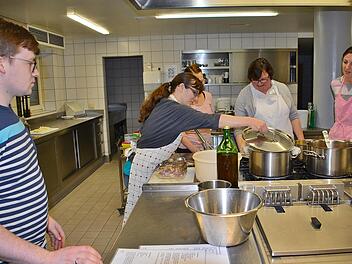In der Küche des Mehrgenerationenhaus St. Michael in Bad Königshofen gab es einen etwas anderen Kochkurs, der an die Küche der Großeltern erinnerte. Mit einfachen Zutaten wurden schmackhafte Gerichte gezaubert. Hauswirtschafterin Maria Kuhn war in ihrem Element und gab gerne ihr Wissen weiter. Foto: Hanns Friedrich