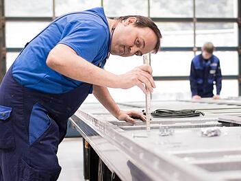 So riesig die Lastwagen und ihre Hänger auch anmuten, kommt es bei den Arbeiten doch auf jeden Millimeter an. Hier ist Robert Michalka zu sehen. Foto: Kotschenreuther Fahrzeugbau