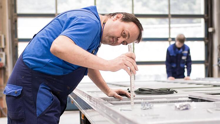 So riesig die Lastwagen und ihre Hänger auch anmuten, kommt es bei den Arbeiten doch auf jeden Millimeter an. Hier ist Robert Michalka zu sehen. Foto: Kotschenreuther Fahrzeugbau