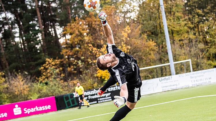 Flieg, Torwart, flieg:  Neudrossenfelds  Tobias Gr&uuml;ner rettete dem Nordost-Landesligisten mit seinen Paraden in den letzten Spielen vor der Winterpause so manchen  Punkt. Foto: Alexander Muck