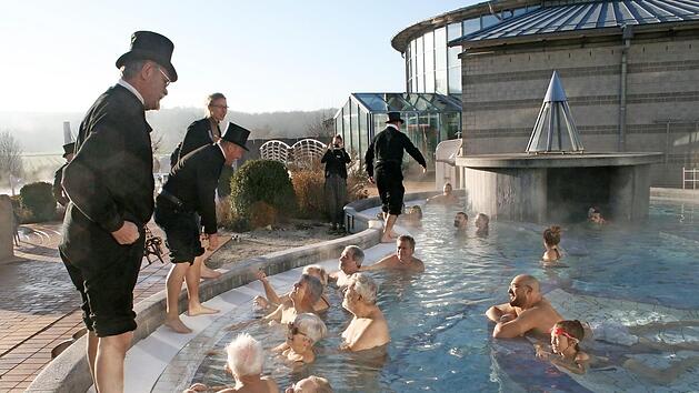 Viele Badeg&auml;ste der Therme Natur wartet f&ouml;rmlich darauf, dass ihnen Schlotfeger Gl&uuml;ck f&uuml;r das neue Jahr w&uuml;nschten.  Fotos: Martin Rebhan