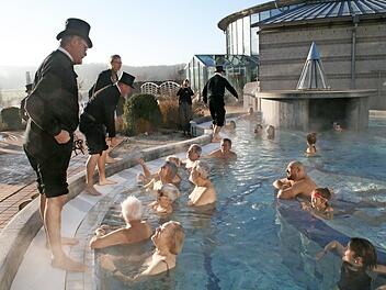 Viele Badegäste der Therme Natur wartet förmlich darauf, dass ihnen Schlotfeger Glück für das neue Jahr wünschten.  Fotos: Martin Rebhan