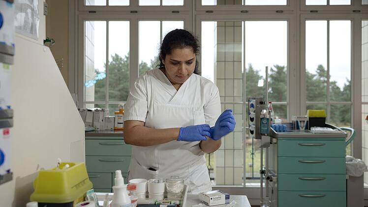 Meghana Kurapati (30) stammt aus Indien und macht ihre Facharztausbildung in der Inneren Medizin am Krankenhaus Wriezen - genau wie ihr Ehemann Anoop Puritipati, der auch hier arbeitet. Werden die beiden hier in der Region sesshaft werden?