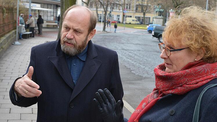 Barbara Kahle, Erste Vorsitzende des Kunstvereins, unterstützt Alexander Ochs bei den Vorbereitungen.