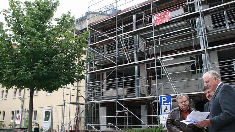 Der leitende Architekt Walter Koller, Zweckverbandsvorsitzender Landrat Klaus Peter Söllner und Klinikum-Geschäftsführer Herbert Schmidt (von links) vor dem Anbau an die Fachklinik, der 3200 Kubikmeter umbauten Raum umfasst.
