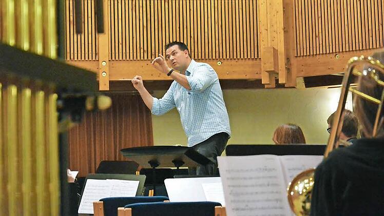 Hoch konzentriert: André Degand bei der Probe mit seinen Musikern in der Bayerischen Musikakademie in Hammelburg. Foto: Björn Hein