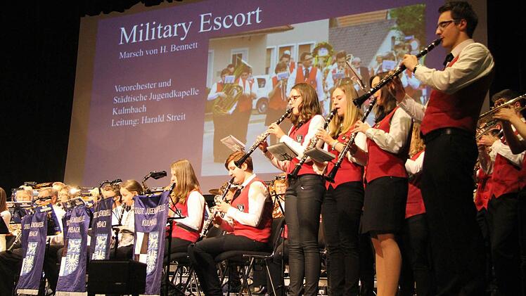 Den musikalischen Auftakt machten Jugendorchester und Vororchester gemeinsam - mit dem Military Escort, einem Marsch, der die Zuschauer mitriss. Foto: so