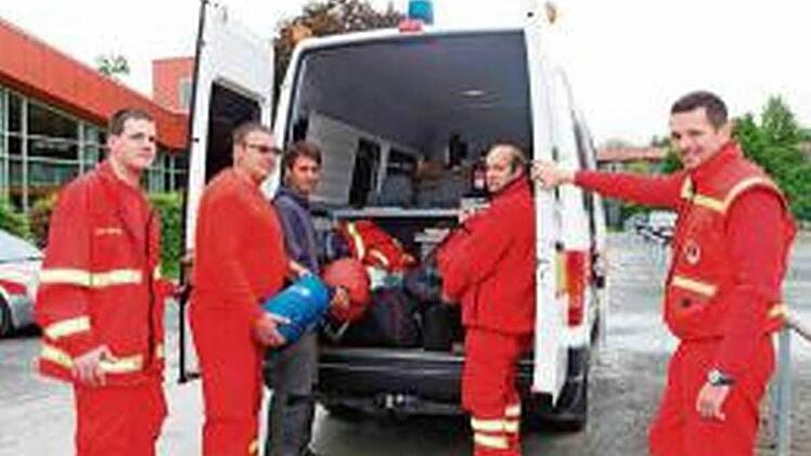 DLRG-Helfer beladen das Einsatzfahrzeug. Foto: privat
