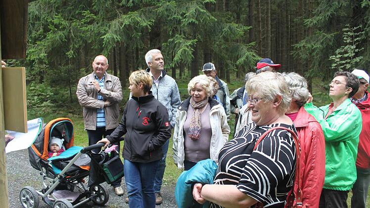 Impressionen von der Erstbegehung des Dichterwaldes am Rennsteig. Foto: Veronika Schadeck