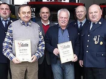 Für 50-jährige Treue zum Feuerwehrverein Mannsflur ehrte Vorsitzender Rainer Kaspar die Mitglieder Ernst Berger und Reinhard Eckert. Unser Bild zeigt (von links) Kommandant Heiko Stäsche, Reinhard Eckert, Bürgermeister Franz Uome, Ernst Berger, stellvertretenden Vorsitzenden Michael Laaber und Rainer Kaspar. Foto: Klaus-Peter Wulf
